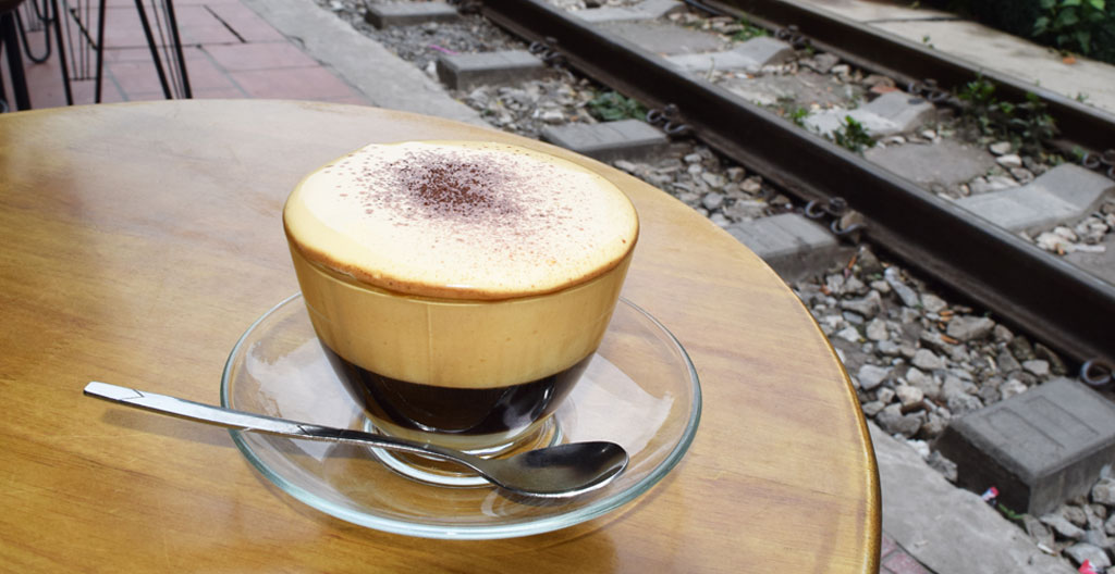 Moment de pause café dans une rue vietnamienne, slow travel authentique