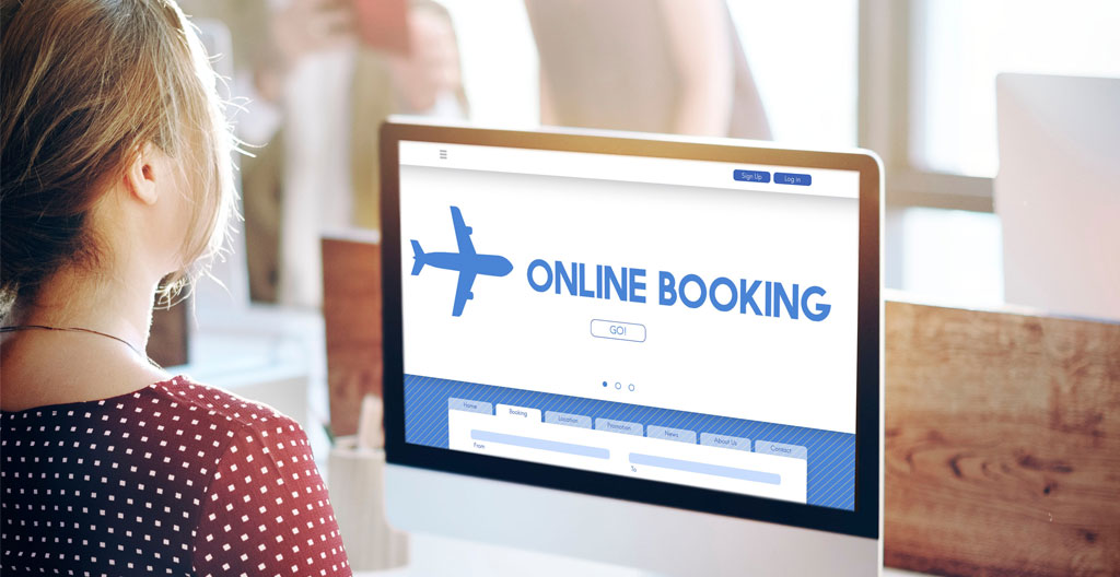 Gros plan sur une main tenant un passeport bordeaux et un billet d'avion, posés sur une table moderne avec un arrière-plan flouté